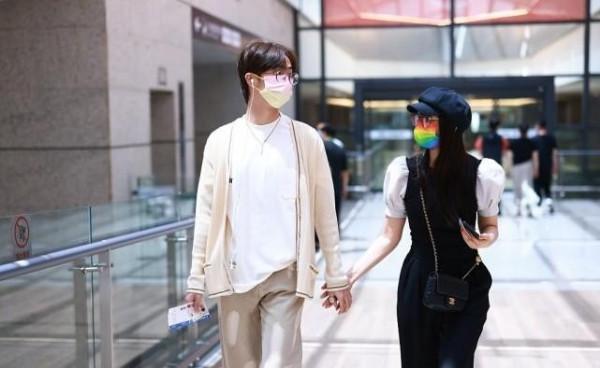 伊能靜雖然已經年過半百了，但與兒子牽手出門，感覺卻更像姐弟