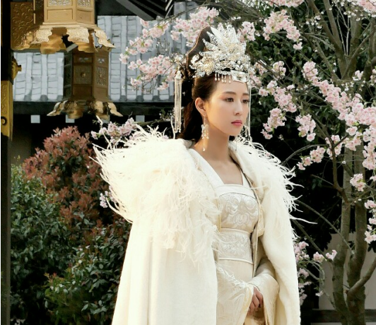 影視劇裡的華麗頭飾，用對了和演員相得益彰，用錯就是滿屏累贅