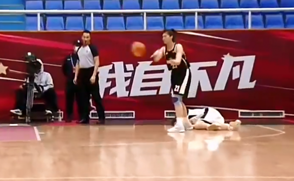 WCBA惡意墊腳動作，江蘇女籃孫麗當場骨折，全隊抗議比賽提前終止