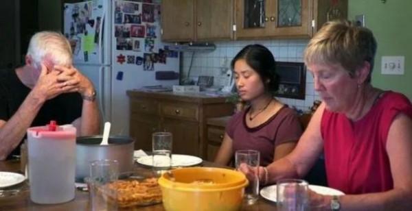 她出生三天被父母拋棄，美國夫妻領養20年後，憑一張紙條回國尋親