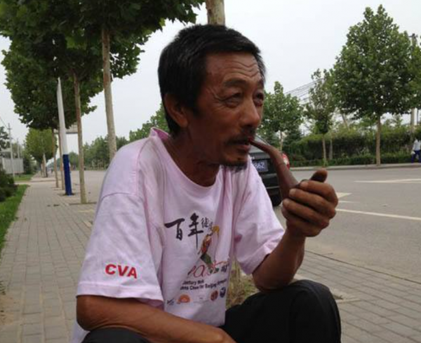 李長波45歲辭職，3年多從吉林徒步到海南，途中喜歡收集菸酒標誌