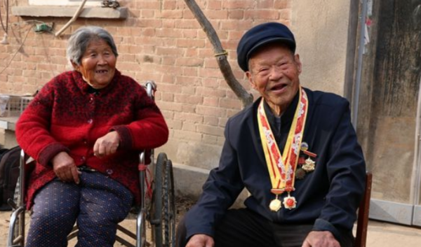 山東95歲老農隱居72年，因壓糧缸的牌匾暴露身份，原來他不簡單