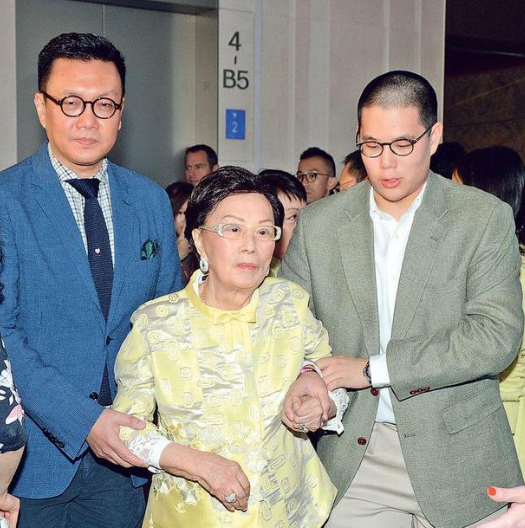 李嘉誠再賣上海物業，接盤方是真正女首富，在香港有8百億的房產