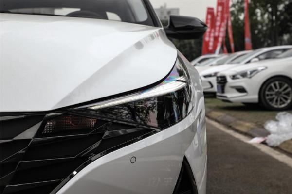 軸距2720mm，外觀顏值出色，油耗低至6.4L，帶你看第七代伊蘭特