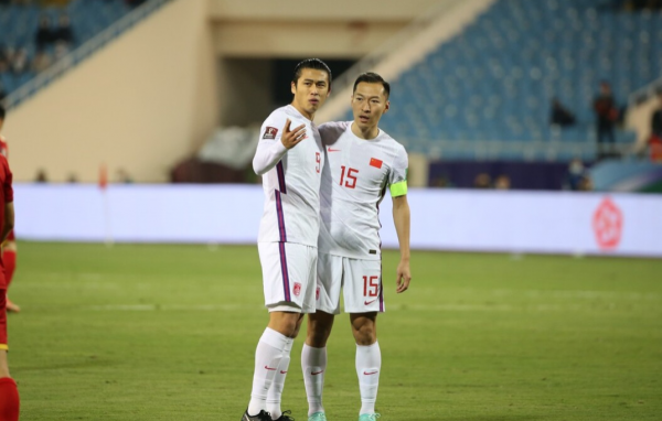 媒體人：男足吃的海參，是李鐵拉來的，體育場裡的廣告牌都不給錢