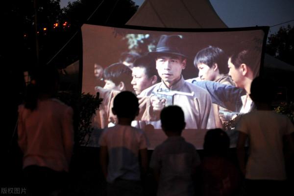 男孩想看電影沒買票，被一拳打倒在地，被羞辱後發誓考上大學改變命運