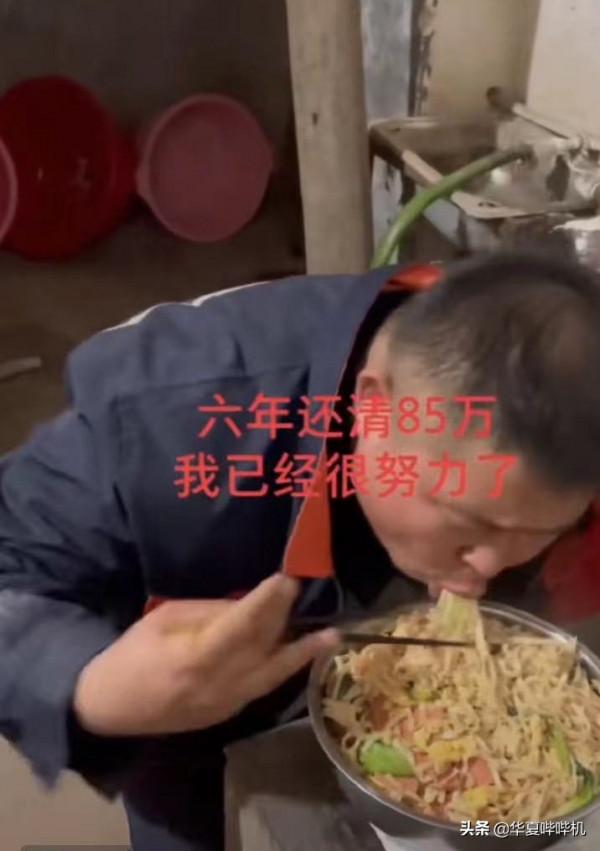 為了博眼球，有人賣慘有人吃板磚，有人卻吃出了儀式感