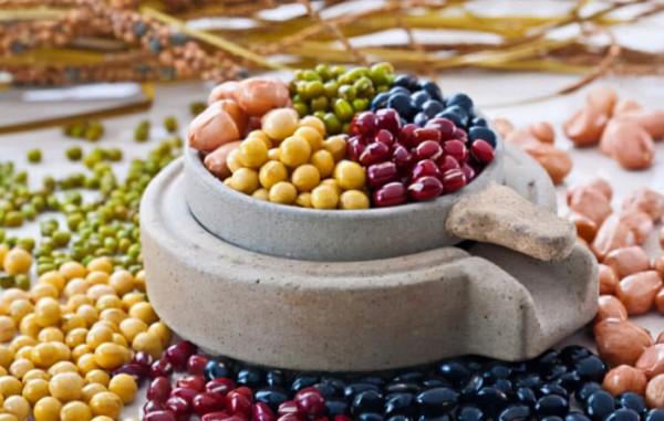 臘月初五，老人常說“臘五吃五豆，糊塗四五十”，是啥意思？