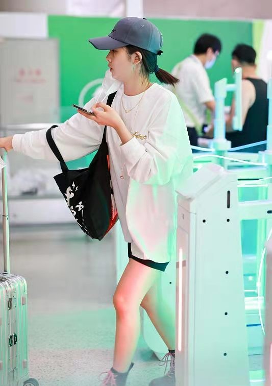 黃磊15歲大女兒獨自走機場,穿男友風衛衣顯文藝範,黑眼圈好明顯 黃磊15歲大女兒獨自走機場,穿男友風衛衣顯文藝範,黑眼圈好明顯