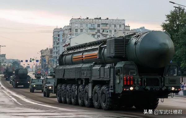 俄軍2.4萬噸核潛艇下水，軍費不足美國1/10卻沒誰敢惹，這是底氣