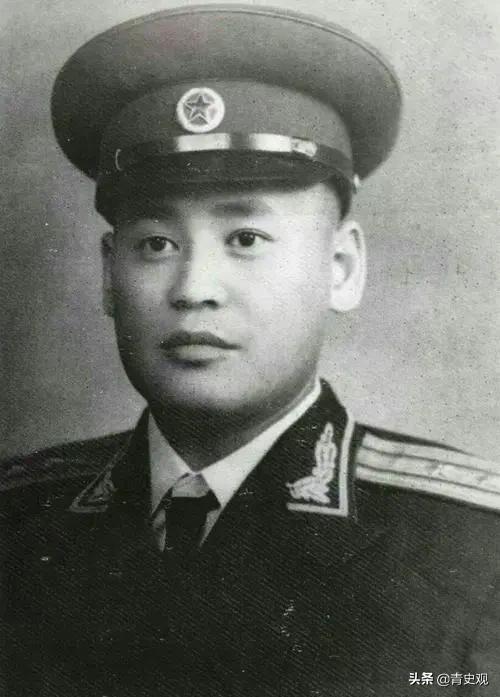 他生於河北，15歲剛參軍就是連級幹部，曾救助開國上將的女兒