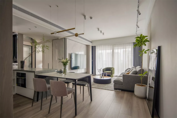 擁有現代天井，原始自然感強烈的簡約開放的家