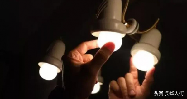 西班牙停電傳聞令華人百元店的手電筒，蠟燭燈成熱銷品