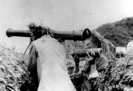 志願軍手握美式火箭筒，很振奮：不用扛炸藥包也能炸坦克了