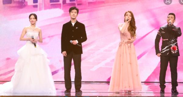 大灣區中秋晚會:溫碧霞露肩撩人,趙麗穎又仙又欲,舒淇驚豔全場 大灣區中秋晚會:溫碧霞露肩撩人,趙麗穎又仙又欲,舒淇驚豔全場