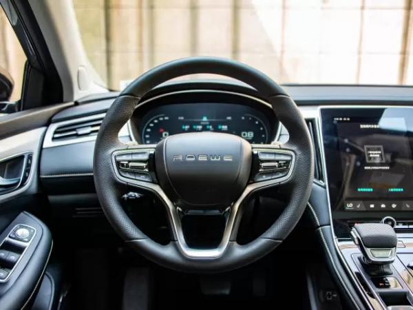 天幕+大空間+14.3英寸屏，榮威i6MAX稱得上A+級轎車槓把子