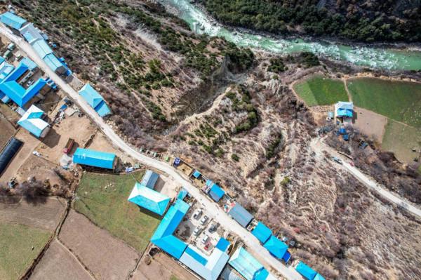 西藏與雲南交界處的懸崖村，進出道路難行，風光卻美如世外桃源