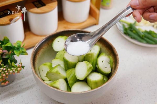 炒絲瓜發黑,記得下鍋前“加一步”,絲瓜碧綠鮮嫩,不費油還好吃 炒絲瓜發黑,記得下鍋前“加一步”,絲瓜碧綠鮮嫩,不費油還好吃