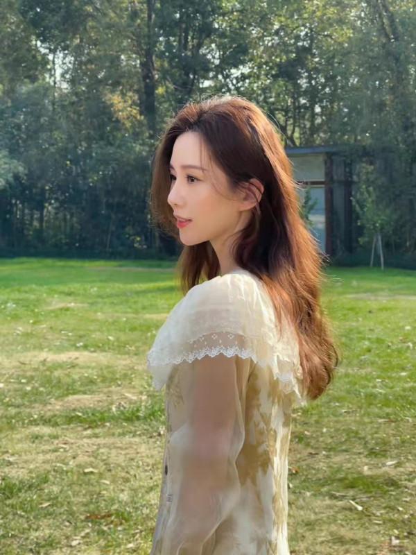 劉詩詩又美又颯，穿蕾絲裙美如仙子，照著穿就行