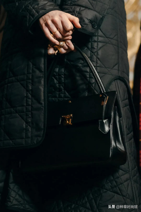 今年流行的奶奶風“毛呢羽絨服”，越土越時髦