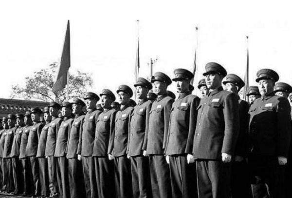 1955年全軍授銜，彭總對此人的軍銜不滿，指示：必須要降一級才行