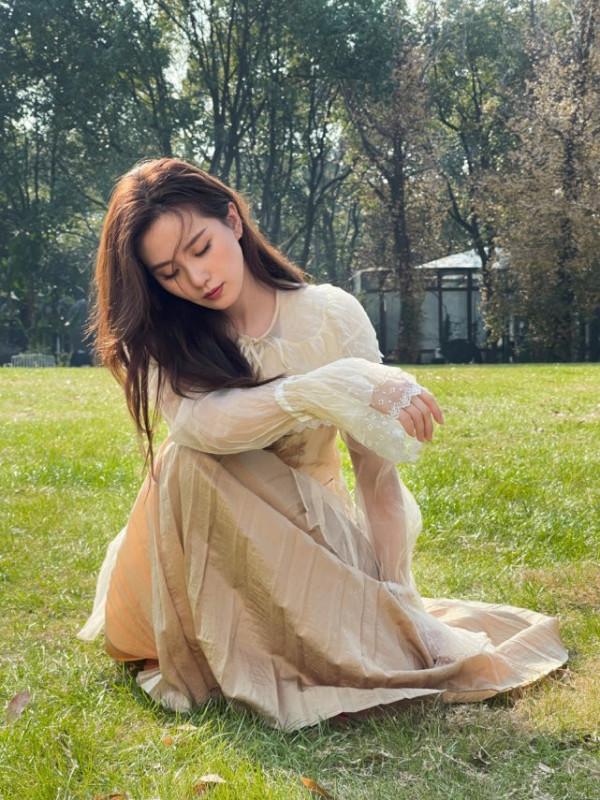 劉詩詩終於開工！大冬天穿薄紗裙凹絕美造型，提前過春天太浪漫