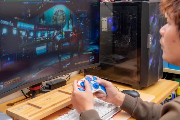 北通推變形金剛遊戲手柄限定版，再現塞伯坦的英雄史詩