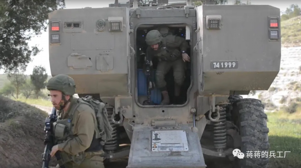 符合以色列國情的昂貴配置，埃坦裝甲車選擇艾裡遜4800SP變速箱