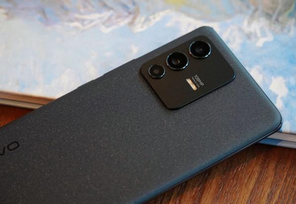 從這三款明星手機的配置看，你認為春節後降價多少合理呢