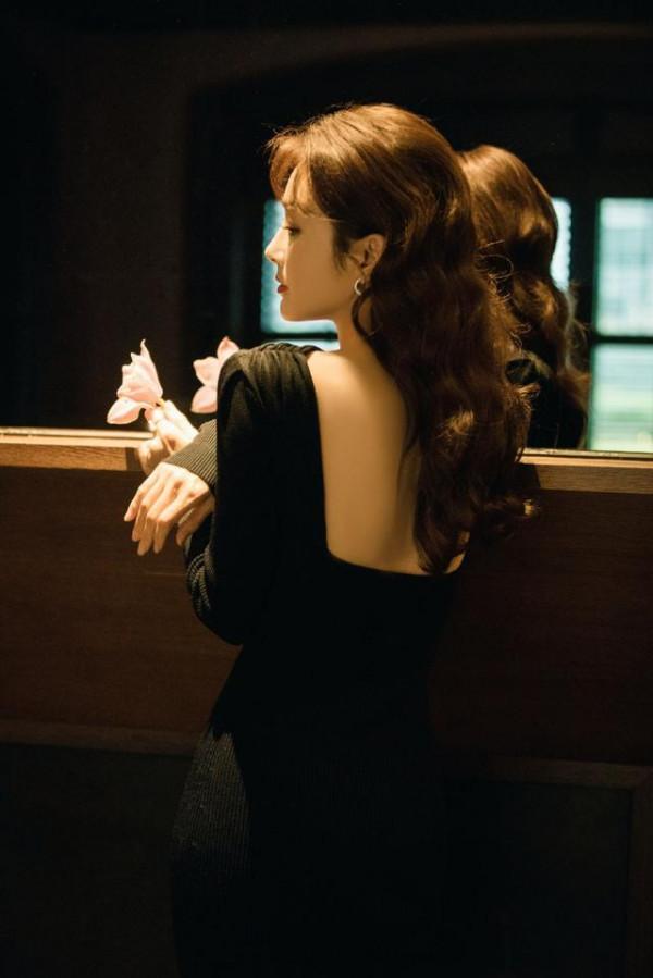 秦嵐努力拼收視，穿緊身裙出席《突圍》釋出會，這身材真不像阿姨