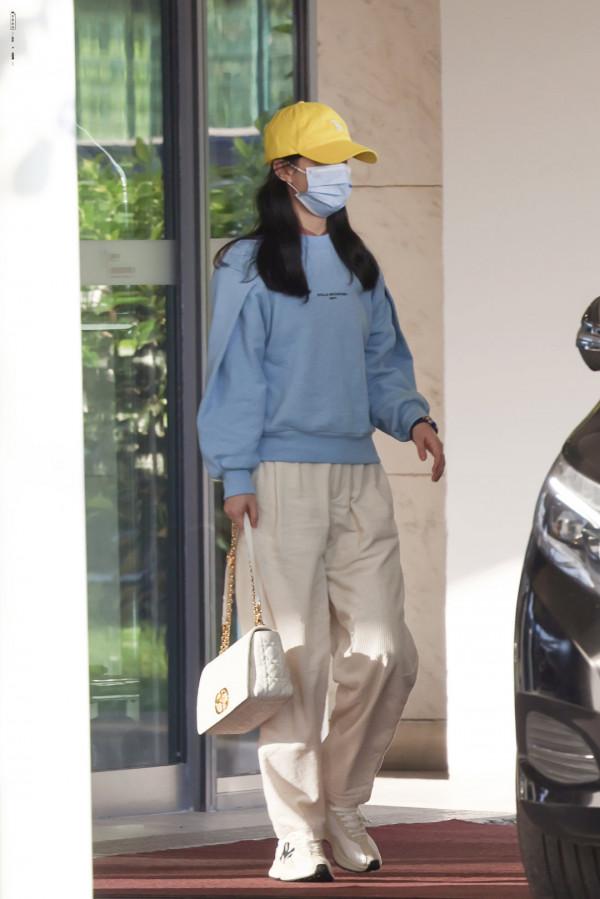 趙麗穎上海機場到達飯拍圖藍色衛衣的休閒風穎寶