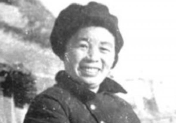 1951年，四川百姓挖出一大型紅軍墓碑，碑面黨徽倒懸，這有何玄機