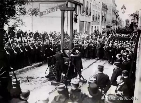 珍貴老照片:美國的人類動物園、1米長的蝗蟲、睡衣派對的女孩們 珍貴老照片:美國的人類動物園、1米長的蝗蟲、睡衣派對的女孩們
