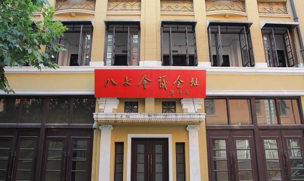 主席遊蛇山與小販攀談，被一小女孩認出，毛：我長得有點像主席喲