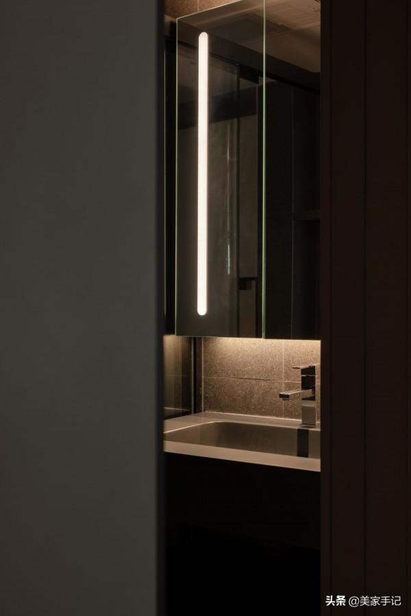 一進他家，彷彿世界都安靜了下來，全屋空靈雅韻，沒有一絲俗氣