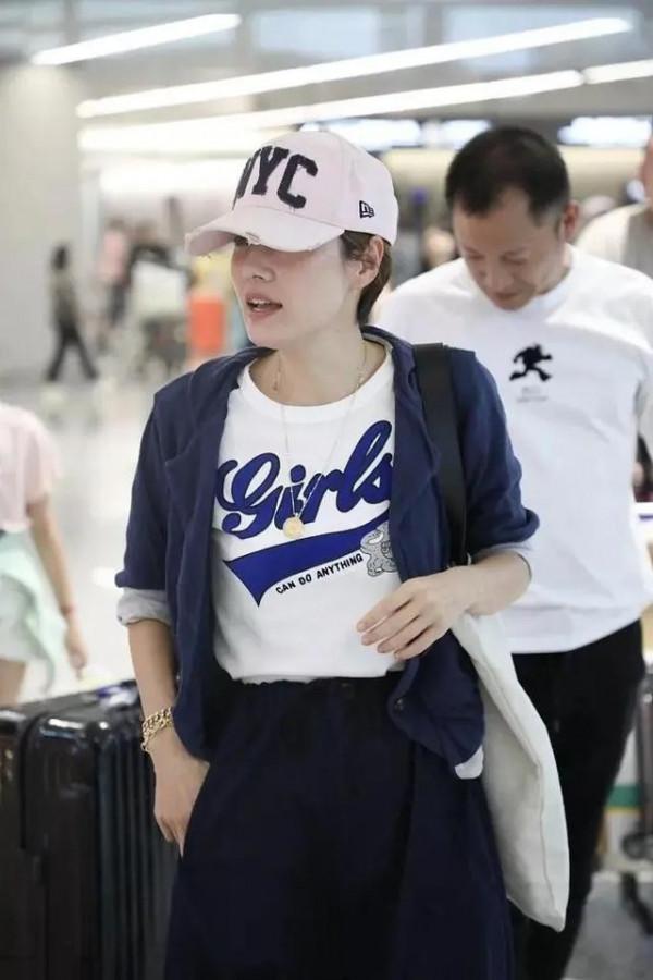 馬伊琍機場首秀輸給女兒!母女走機場,愛馬穿皮草比媽媽更像明星 馬伊琍機場首秀輸給女兒!母女走機場,愛馬穿皮草比媽媽更像明星