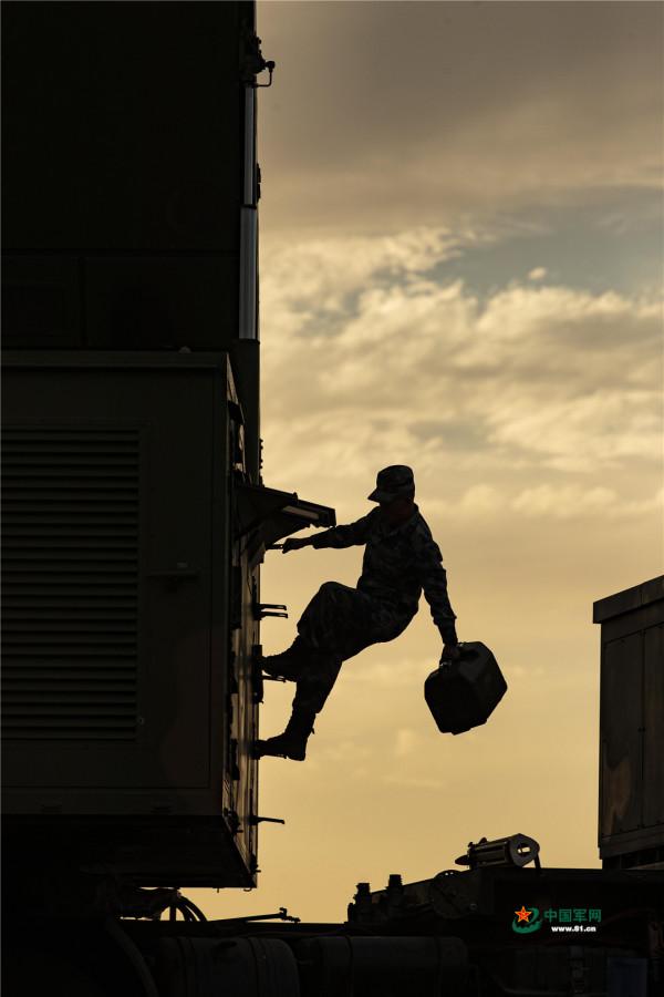 組圖丨南部戰區空軍地導某旅實兵對抗錘鍊防空利箭 組圖丨南部戰區空軍地導某旅實兵對抗錘鍊防空利箭