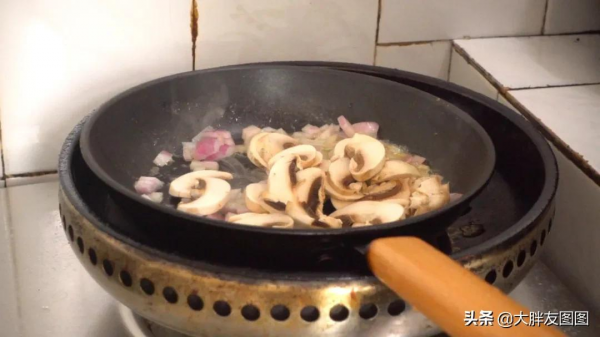 天冷了，煮個酥皮面包湯喝，喝完湯，吃浸滿奶油湯汁的麵包，滿足