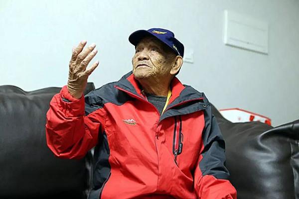 抗戰老兵61歲生下一子，年近百歲兒子卻欠錢失聯，身陷被催債困境