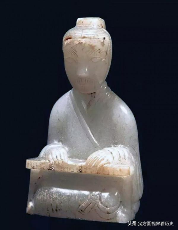 古墓出土一尊玉人,底座上的“十字銘文”代表什麼?至今無人能解 古墓出土一尊玉人,底座上的“十字銘文”代表什麼?至今無人能解