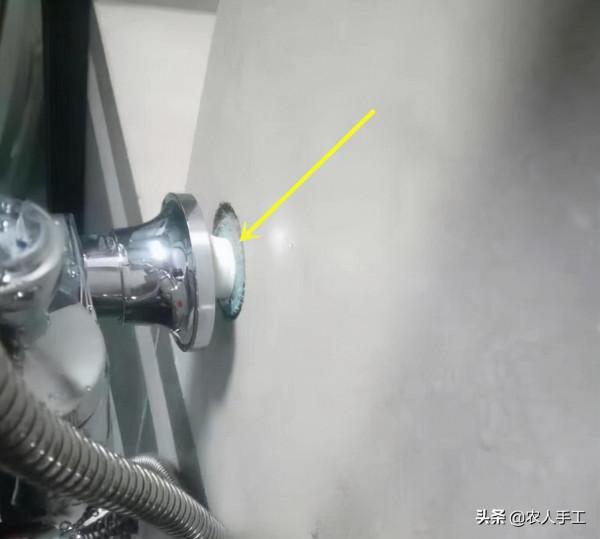 現在工人怎麼可以這樣，新房衛生間的水閥裝成這樣，看著就心煩