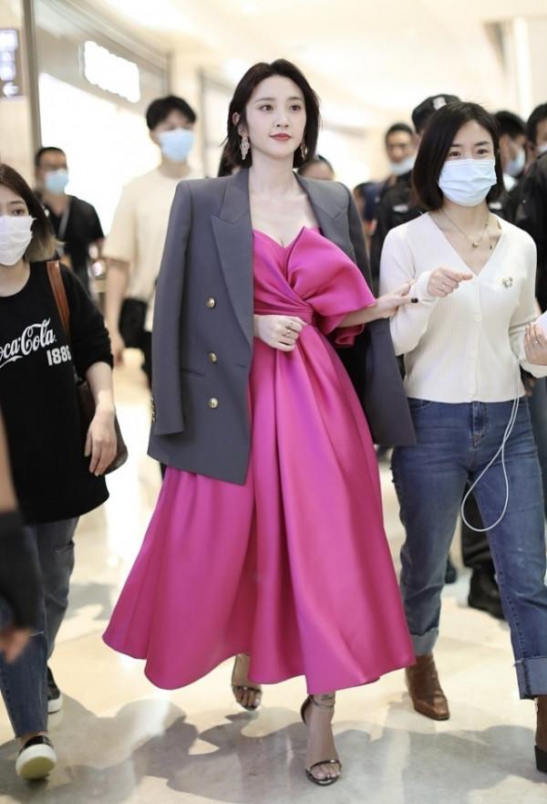 唐藝昕私服穿搭很養眼,蘋果綠牛仔外套配牛仔褲,很有活力 唐藝昕私服穿搭很養眼,蘋果綠牛仔外套配牛仔褲,很有活力