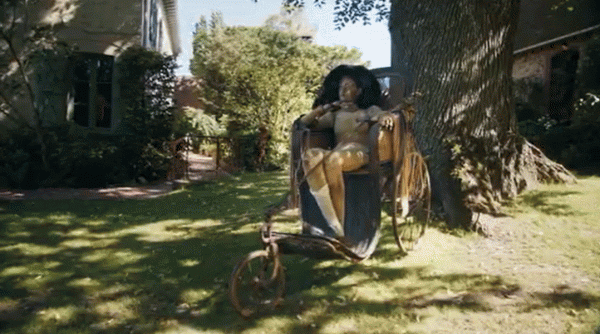 被迪奧開除後，他歸隱法國鄉間，改造後的老房子美得無藥可救