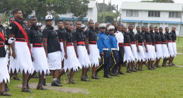 斐濟慶祝獨立50週年、穿拖鞋和裙子的儀仗隊士兵讓人眼前一亮
