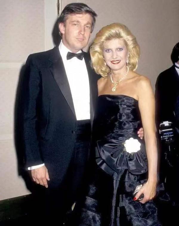 28歲伊凡娜二婚嫁特朗普,穿露肩白婚紗太驚豔,31歲特朗普也英俊 28歲伊凡娜二婚嫁特朗普,穿露肩白婚紗太驚豔,31歲特朗普也英俊