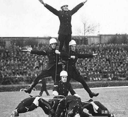 印軍摩托車又出新用途：後座加一個躺椅，瞬間變成小型單人救護車