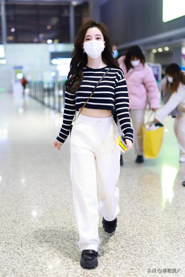 萌妹馮提莫現身機場，造型颯氣還時尚，不愧是一姐造型