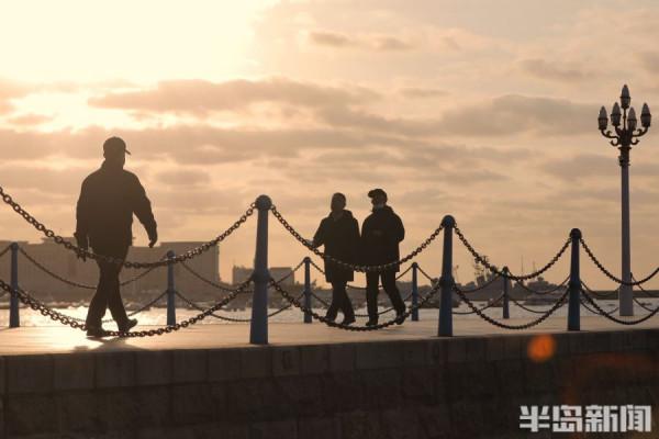 棧橋景區：市民漫步海邊 沐浴在溫暖的晨光之中