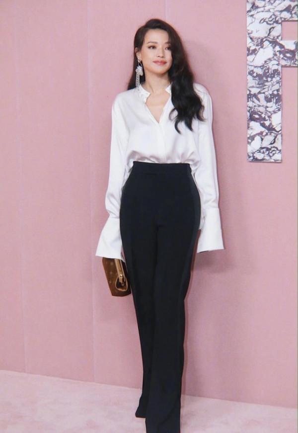 舒淇最新代言徹底封神！穿西裝拍大片，國貨徹底逆襲變阿瑪尼