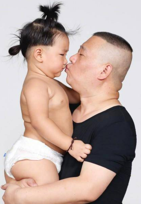 郭德綱6歲兒子罕見幹農活!拔草抓泥不嫌髒,大辮子齊腰髮量驚人 郭德綱6歲兒子罕見幹農活!拔草抓泥不嫌髒,大辮子齊腰髮量驚人